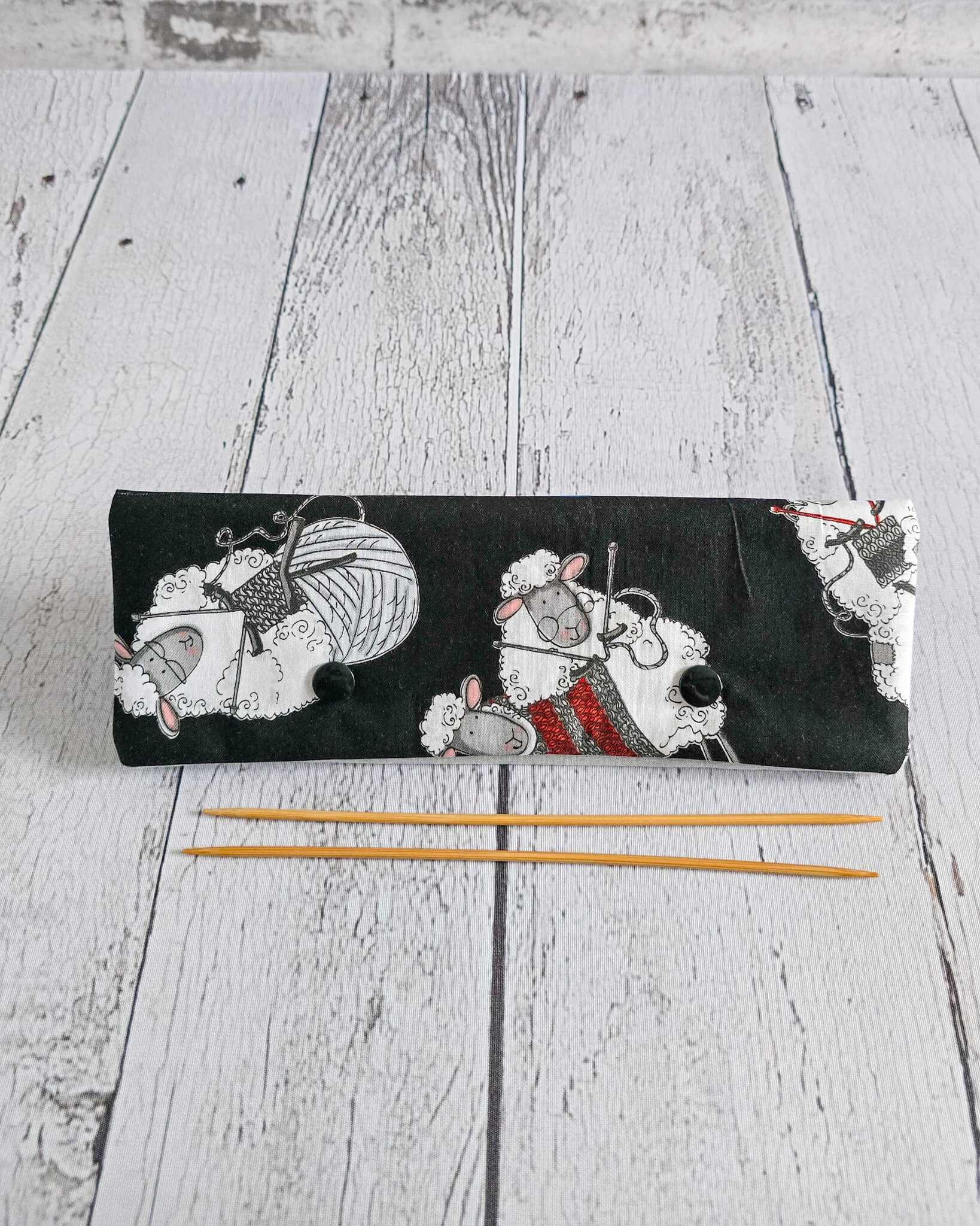 Nadelgarage 20 cm mit strickenden Schafen auf schwarzem Stoff - handgenäht in Bayern von Nadelmikado