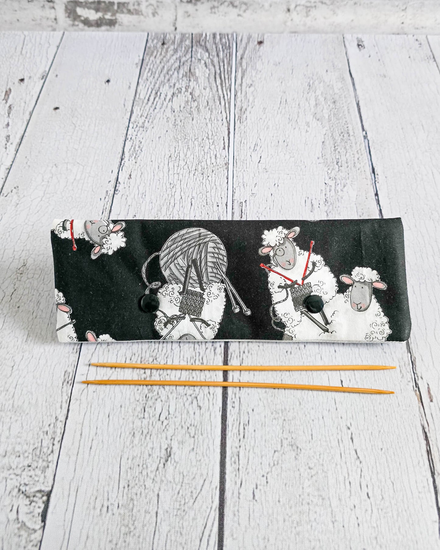 Nadelgarage 20 cm mit strickenden Schafen auf schwarzem Stoff - handgenäht in Bayern von Nadelmikado