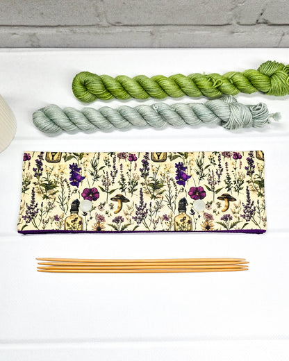 Nadelgarage für 20 cm lange Nadelspiele mit zwei hellen Druckknöpfen und botanischem Kräuterküche-Muster auf beigem Grund. Handgenäht in Bayern von Nadelmikado.
