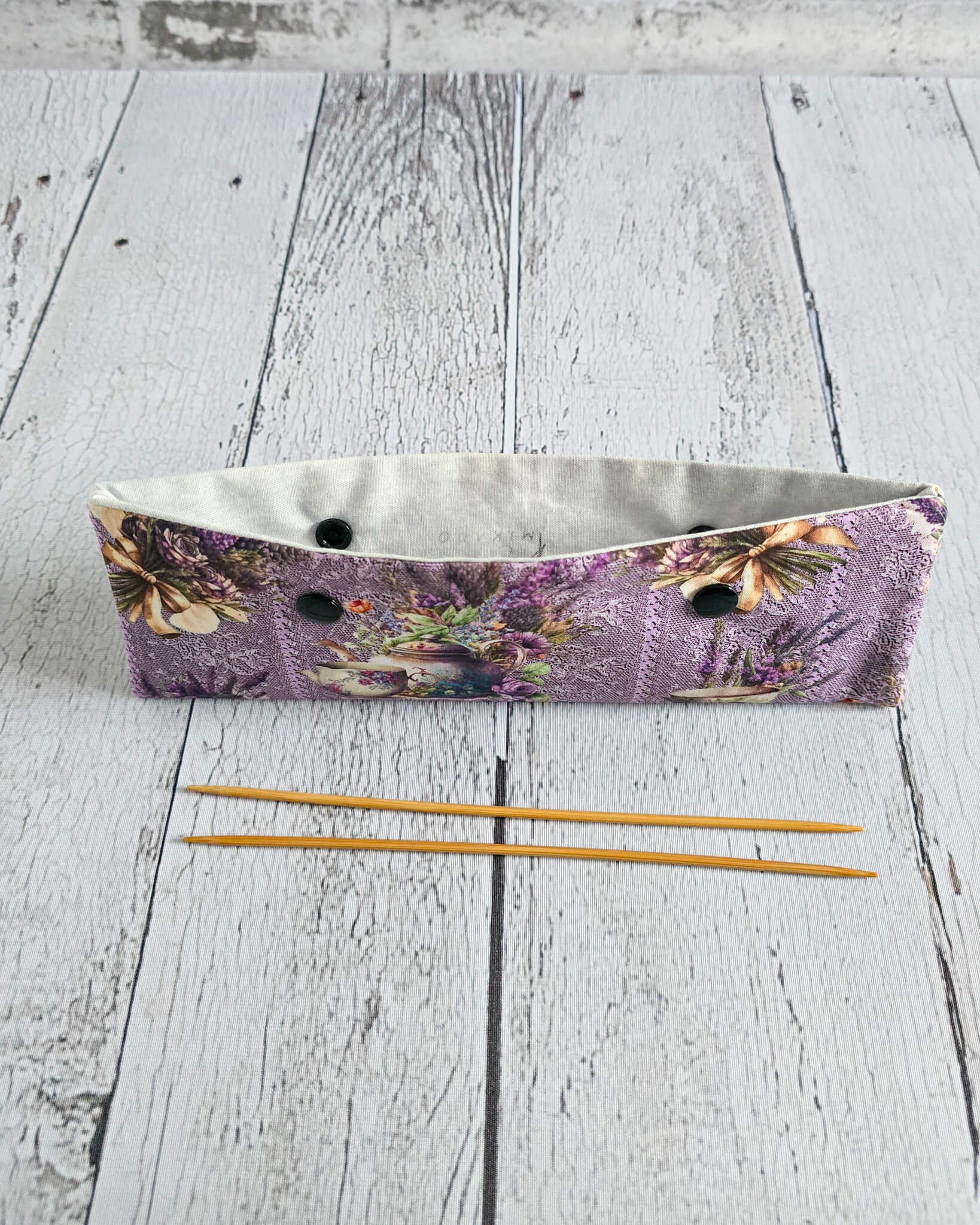 Nadelgarage 20 cm mit Tee- und Lavendelmotiv - handgenäht in Bayern von Nadelmikado