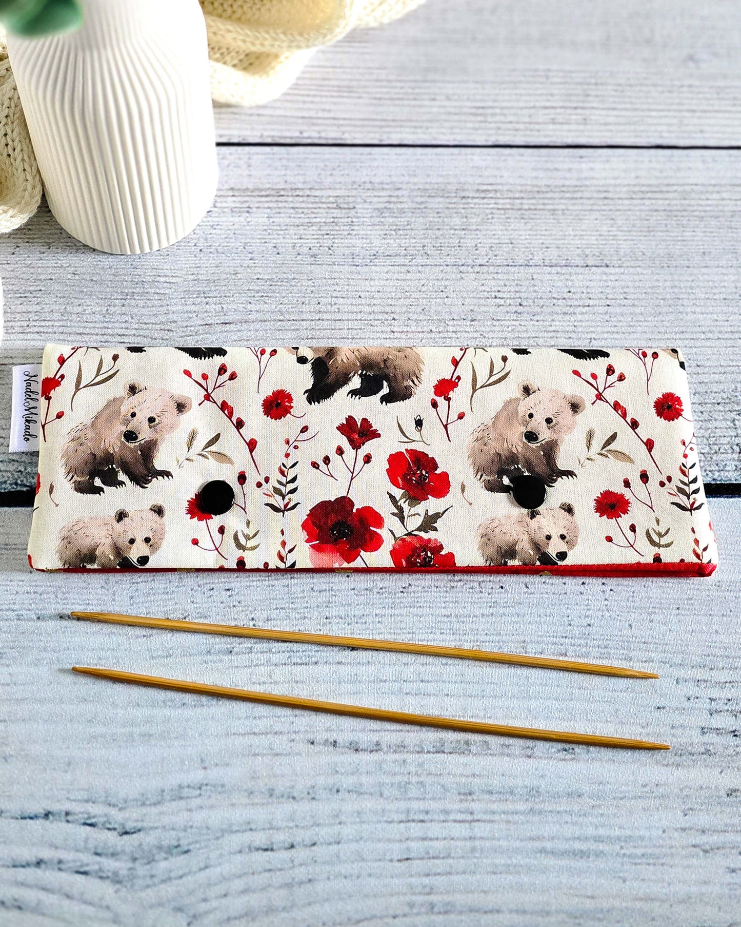 Nadelgarage 20 cm Little Bears – Bärenmotiv mit roten Blumen, handmade in Bayern von Nadelmikado