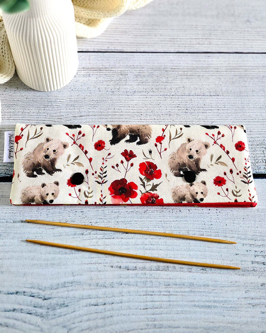 Nadelgarage 20 cm Little Bears – Bärenmotiv mit roten Blumen, handmade in Bayern von Nadelmikado