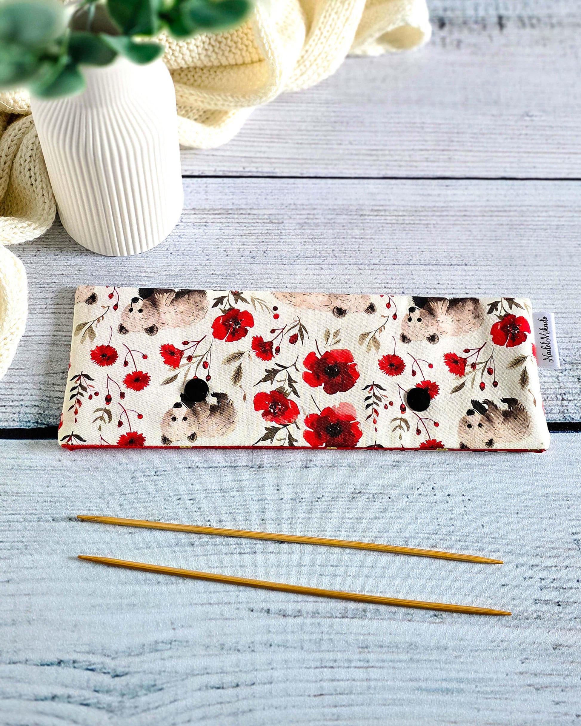 Nadelgarage 20 cm Little Bears – Bärenmotiv mit roten Blumen, handmade in Bayern von Nadelmikado