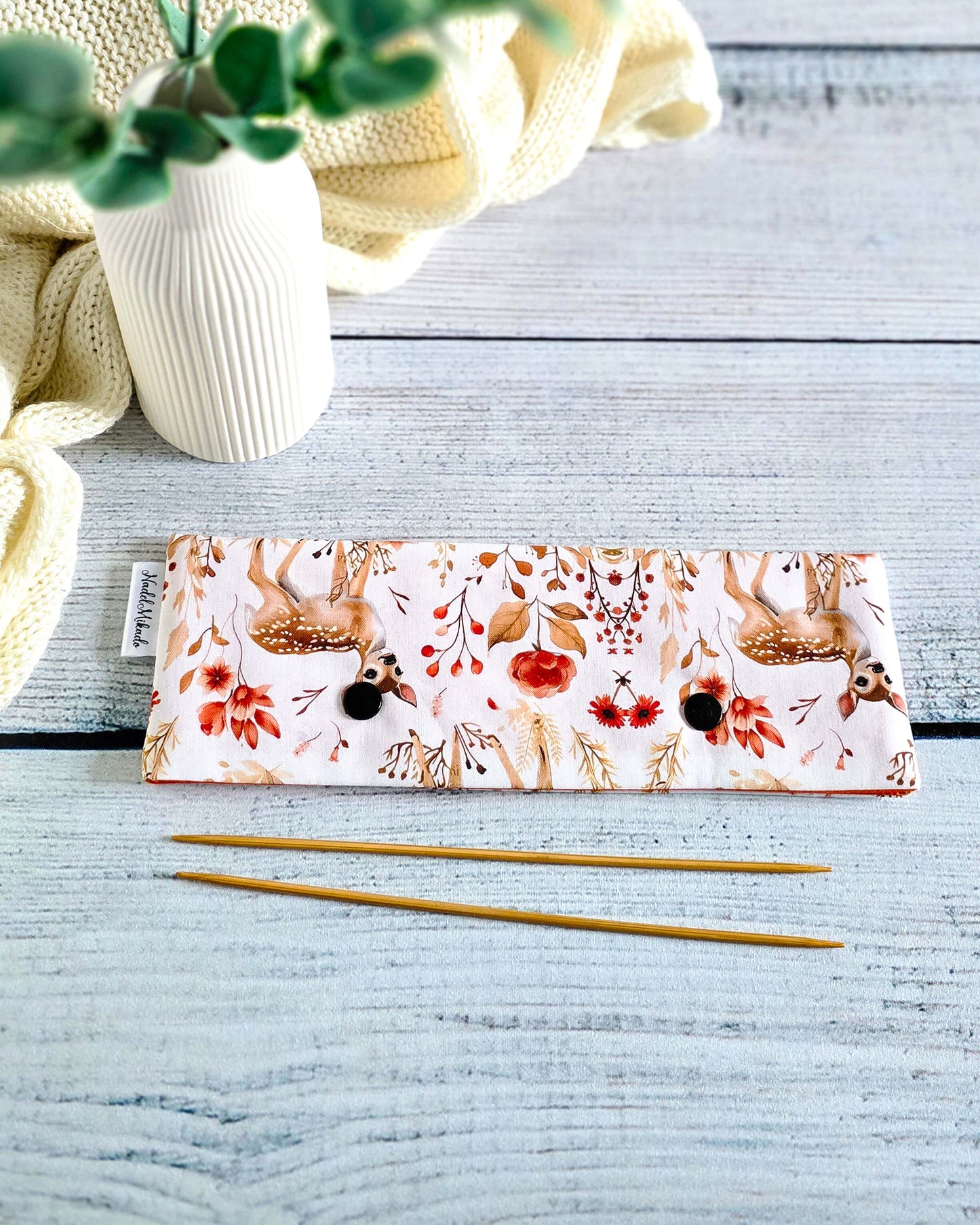 Nadelgarage 20 cm Little Fawn – Rehmotiv auf hellbeigem Baumwollstoff, handgemacht in Bayern von Nadelmikado