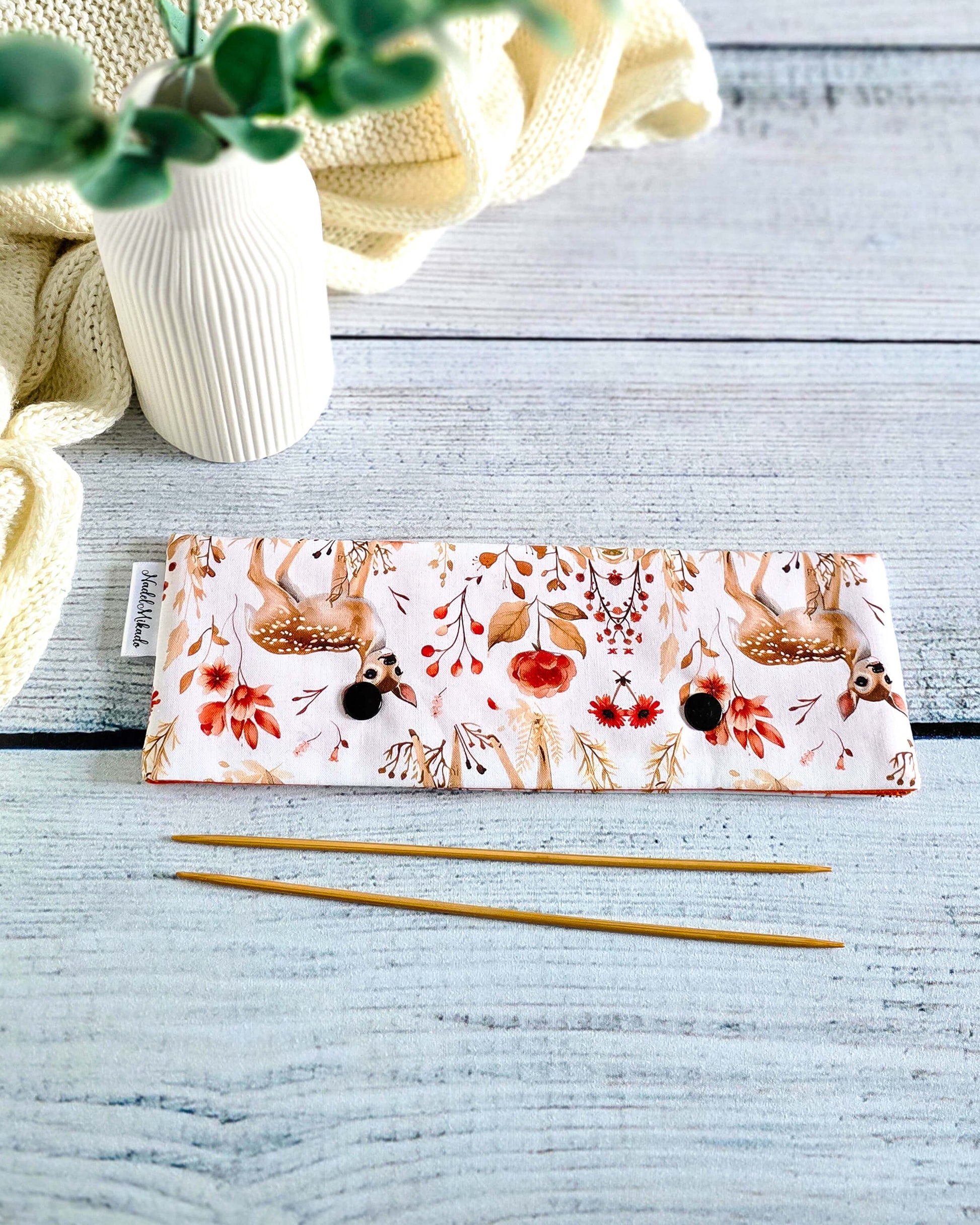 Nadelgarage 20 cm Little Fawn – Rehmotiv auf hellbeigem Baumwollstoff, handgemacht in Bayern von Nadelmikado