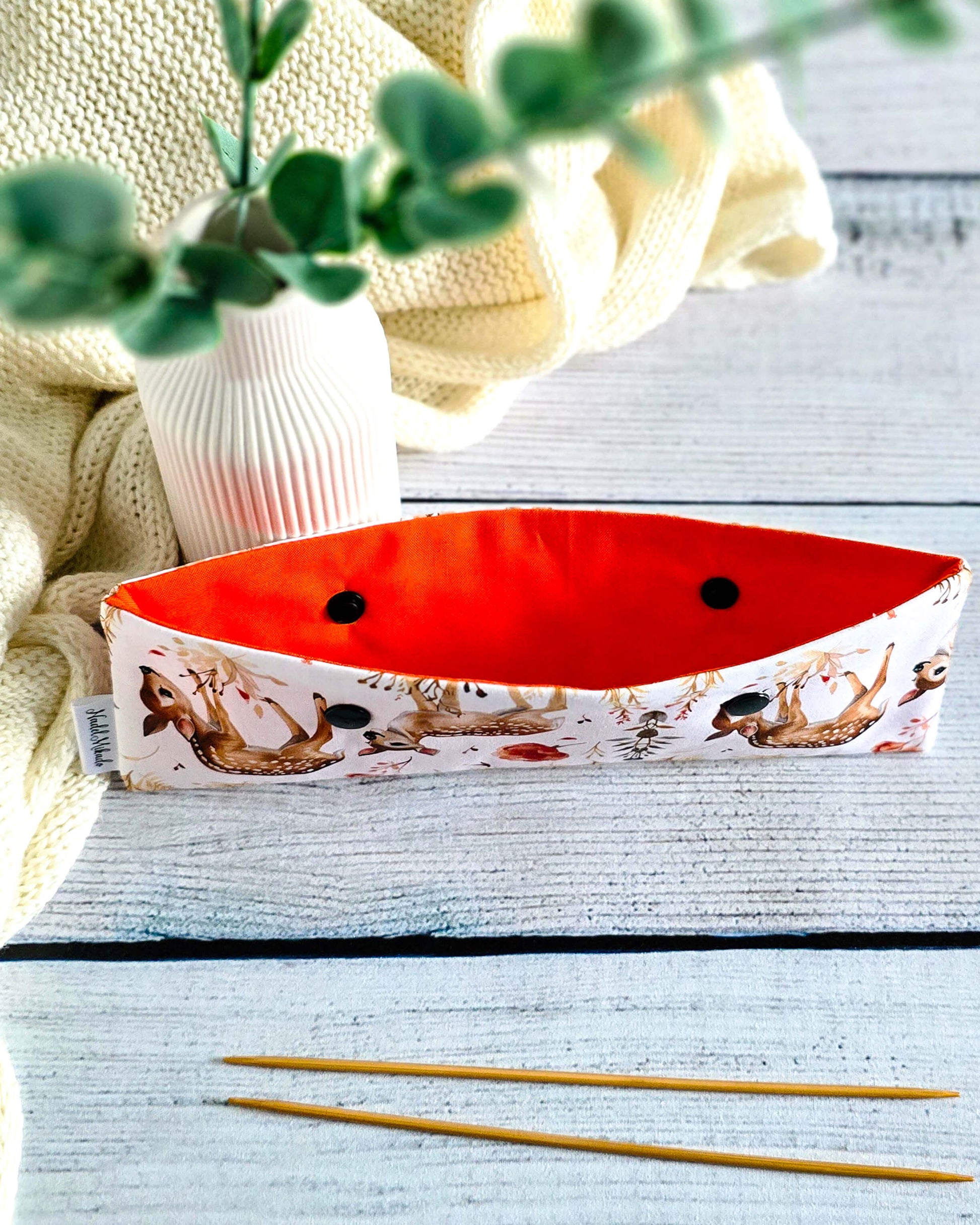 Nadelgarage 20 cm Little Fawn – Rehmotiv auf hellbeigem Baumwollstoff, handgemacht in Bayern von Nadelmikado