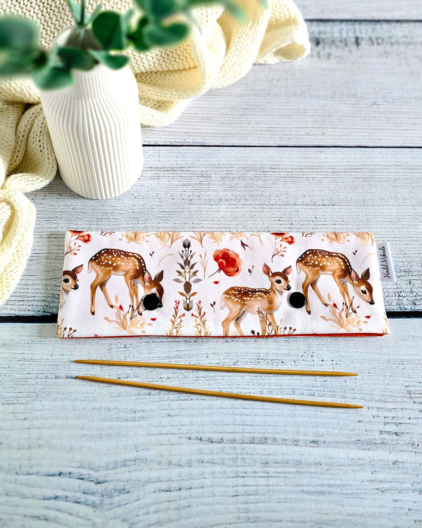 Nadelgarage 20 cm Little Fawn – Rehmotiv auf hellbeigem Baumwollstoff, handgemacht in Bayern von Nadelmikado