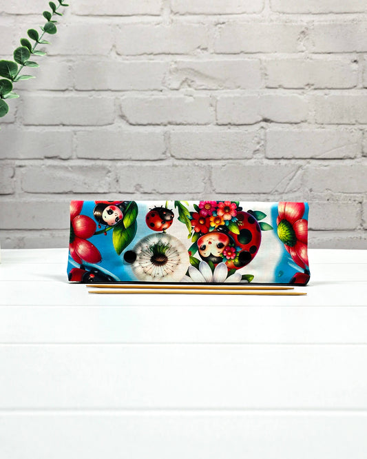 Nadelgarage 20 cm mit Marienkäfern und Blumen handgenäht in Bayern von Nadelmikado