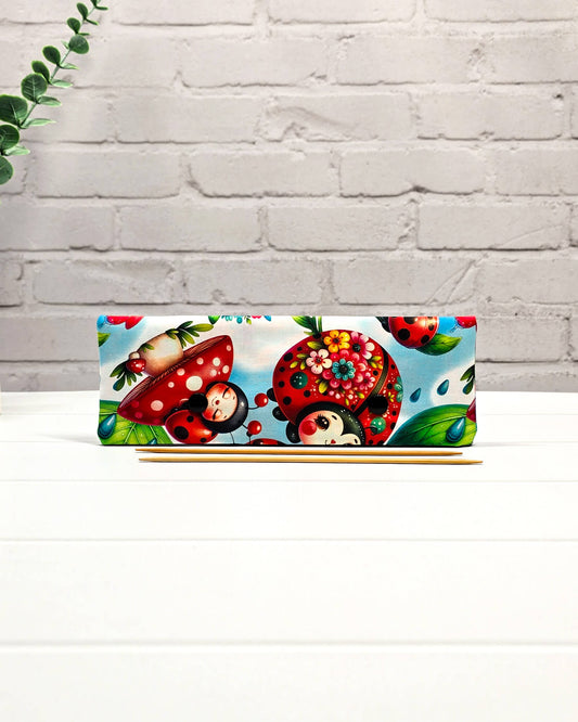 Nadelgarage 20 cm mit Marienkäfern und Blumen handgenäht in Bayern von Nadelmikado