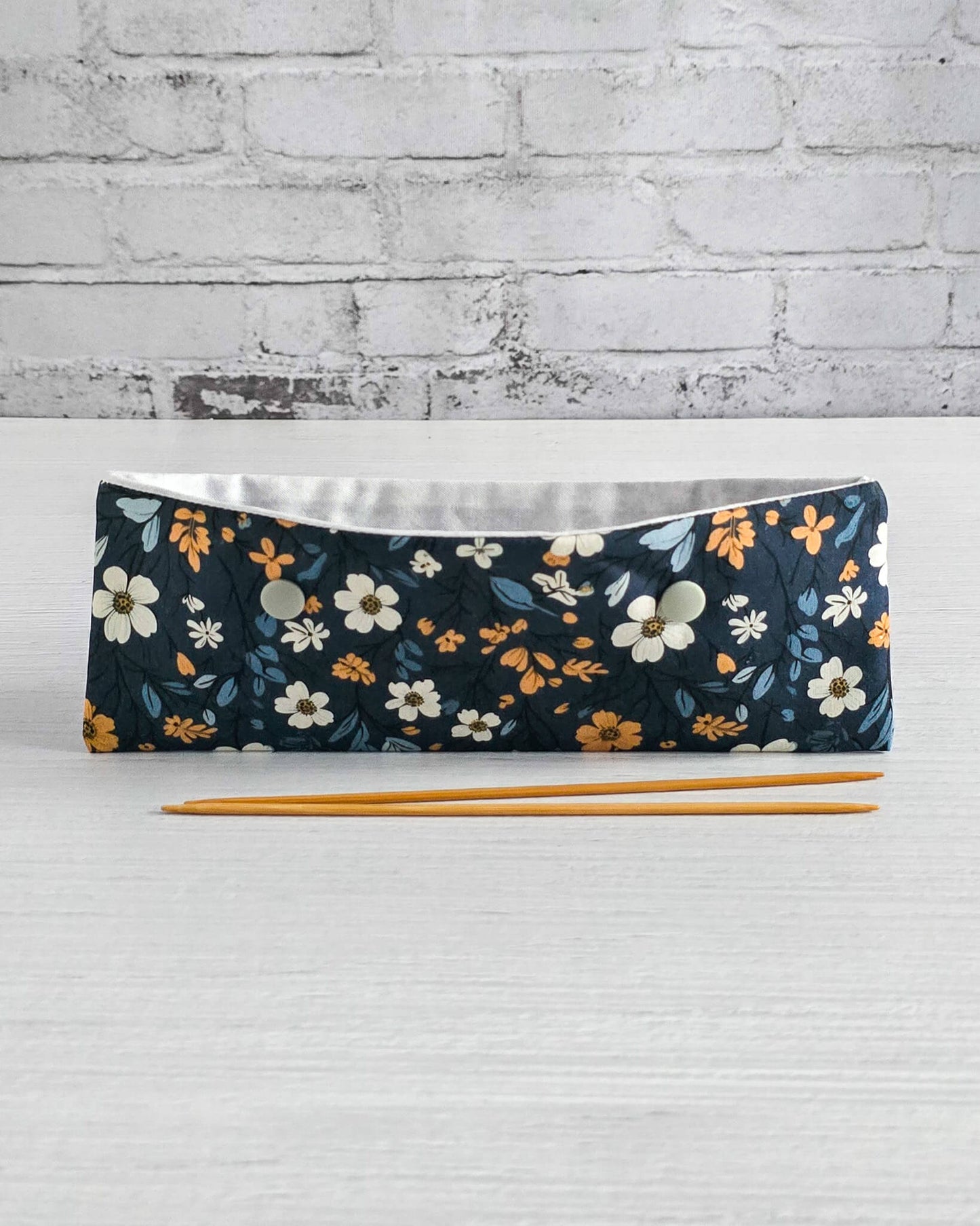 Nadelgarage 20 cm mit floralem Muster in Dunkelblau - handgenäht in Bayern von Nadelmikado