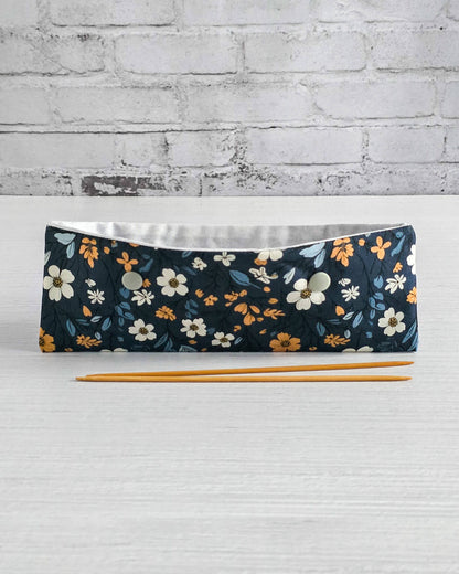 Nadelgarage 20 cm mit floralem Muster in Dunkelblau - handgenäht in Bayern von Nadelmikado