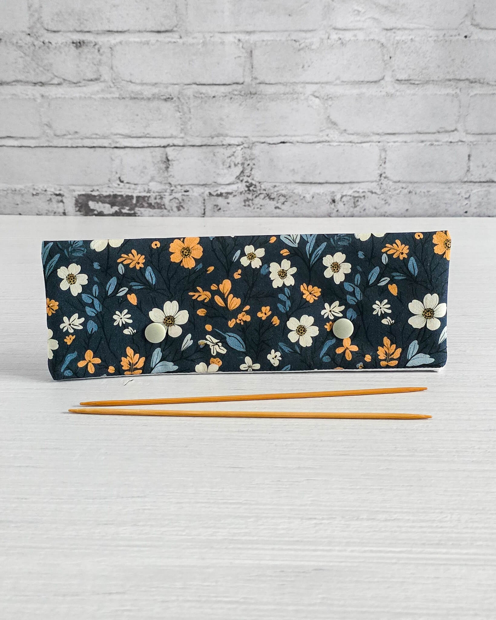 Nadelgarage 20 cm mit floralem Muster in Dunkelblau - handgenäht in Bayern von Nadelmikado