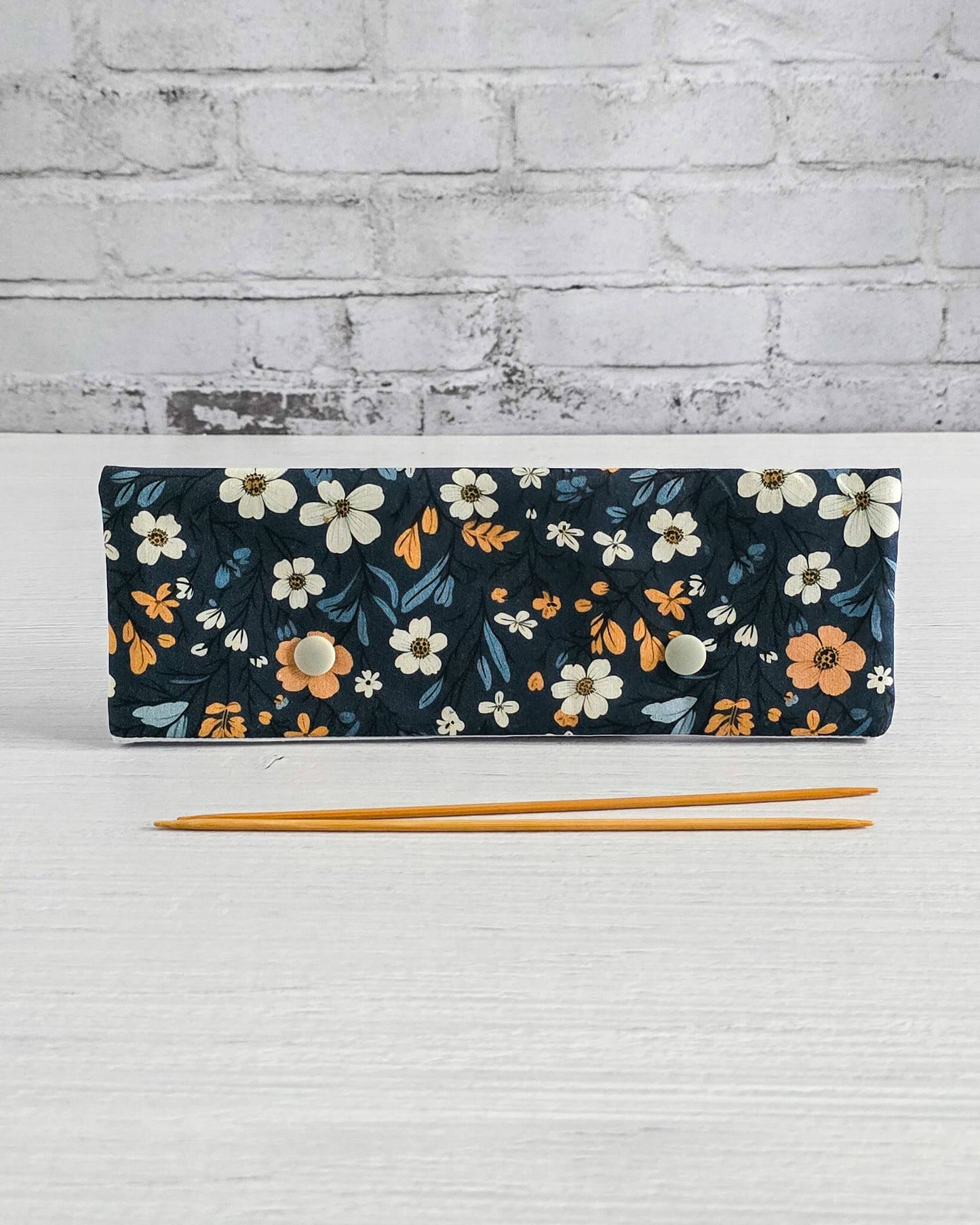 Nadelgarage 20 cm mit floralem Muster in Dunkelblau - handgenäht in Bayern von Nadelmikado