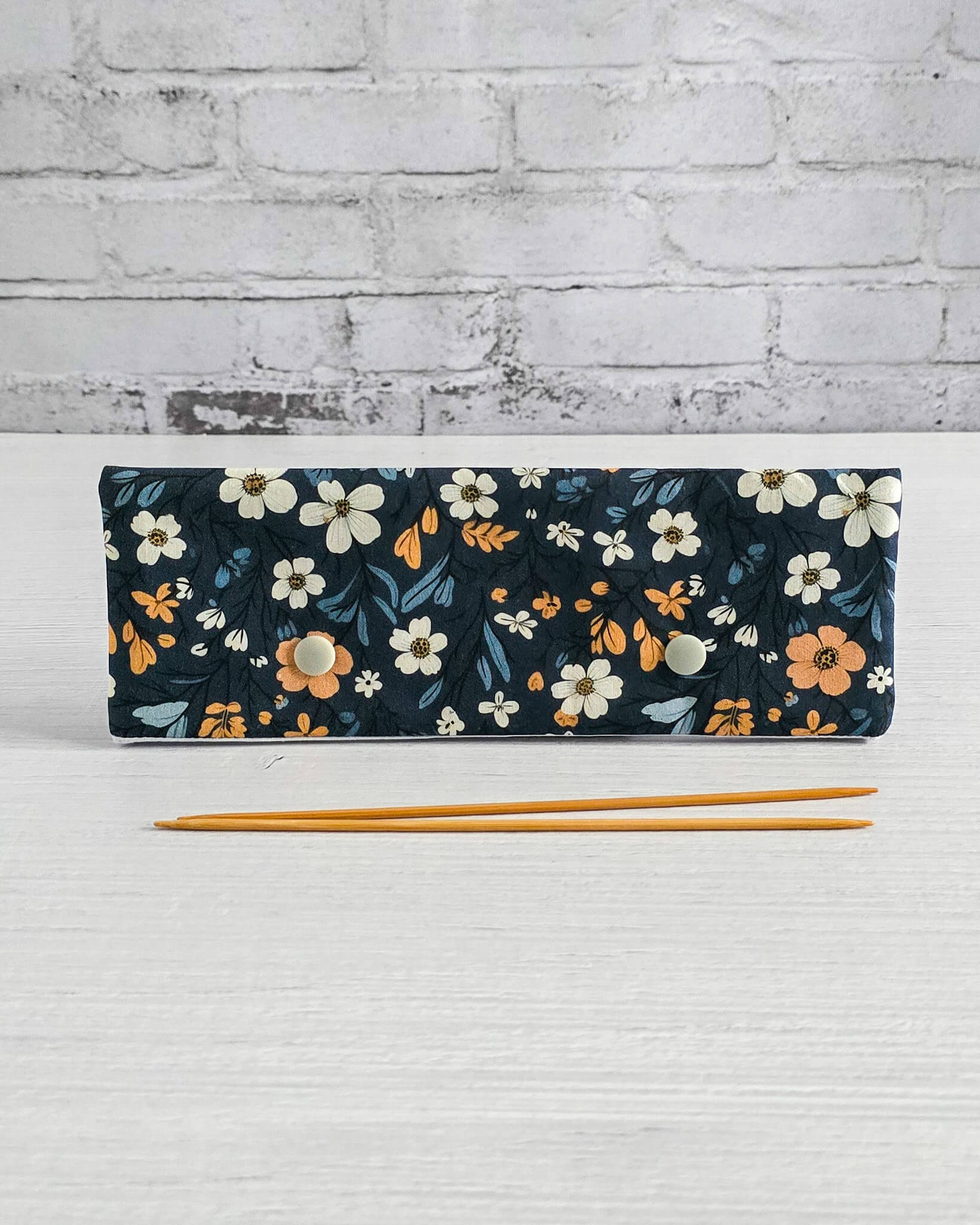 Nadelgarage 20 cm mit floralem Muster in Dunkelblau - handgenäht in Bayern von Nadelmikado