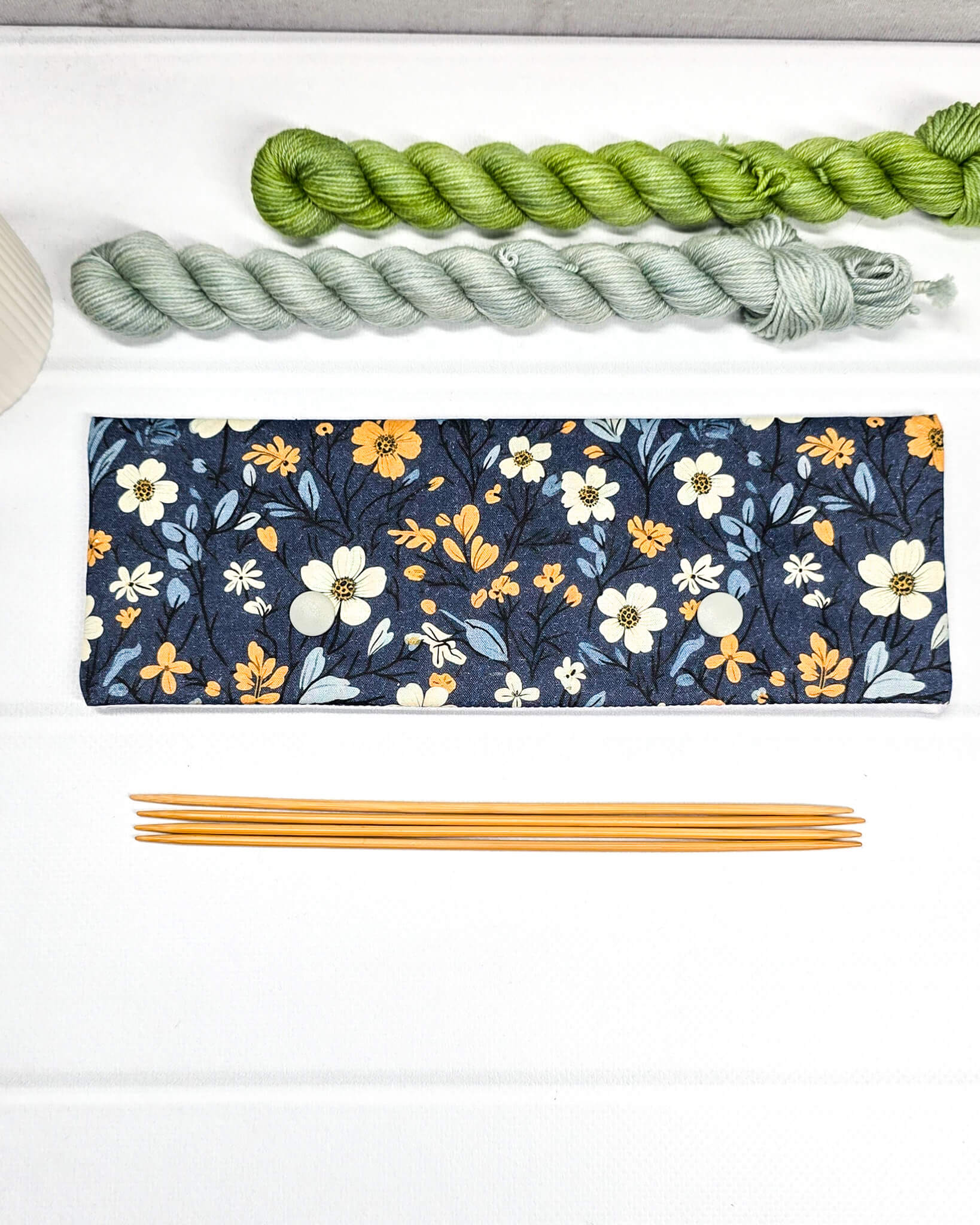 Nadelgarage 20 cm mit floralem Muster in Dunkelblau - handgenäht in Bayern von Nadelmikado