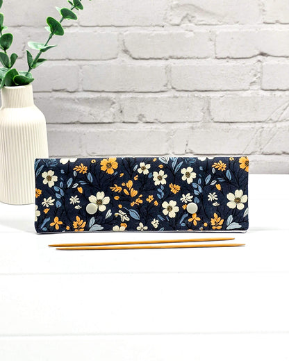 Nadelgarage 20 cm mit floralem Muster in Dunkelblau - handgenäht in Bayern von Nadelmikado