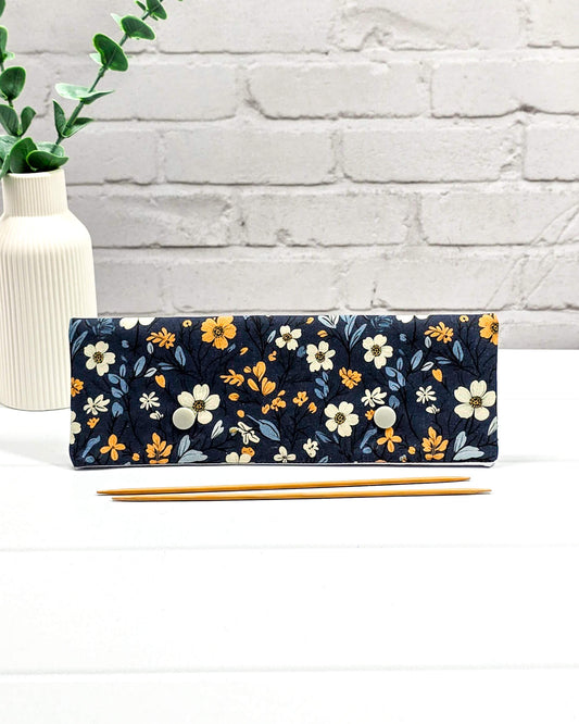 Nadelgarage 20 cm mit floralem Muster in Dunkelblau - handgenäht in Bayern von Nadelmikado