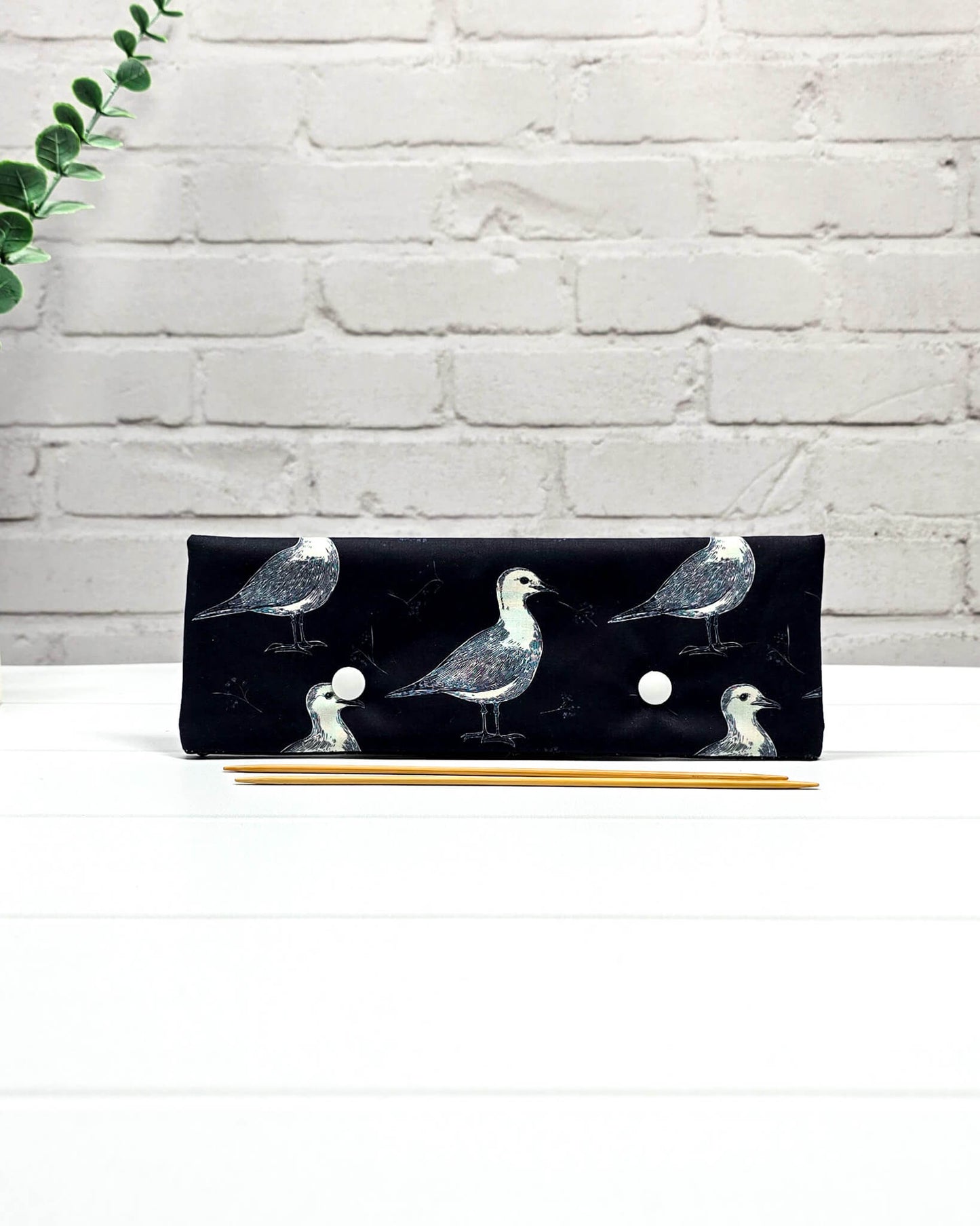 Nadelgarage 20 cm mit Möwenmotiv auf dunkelblauem Stoff, handgenäht in Bayern von Nadelmikado