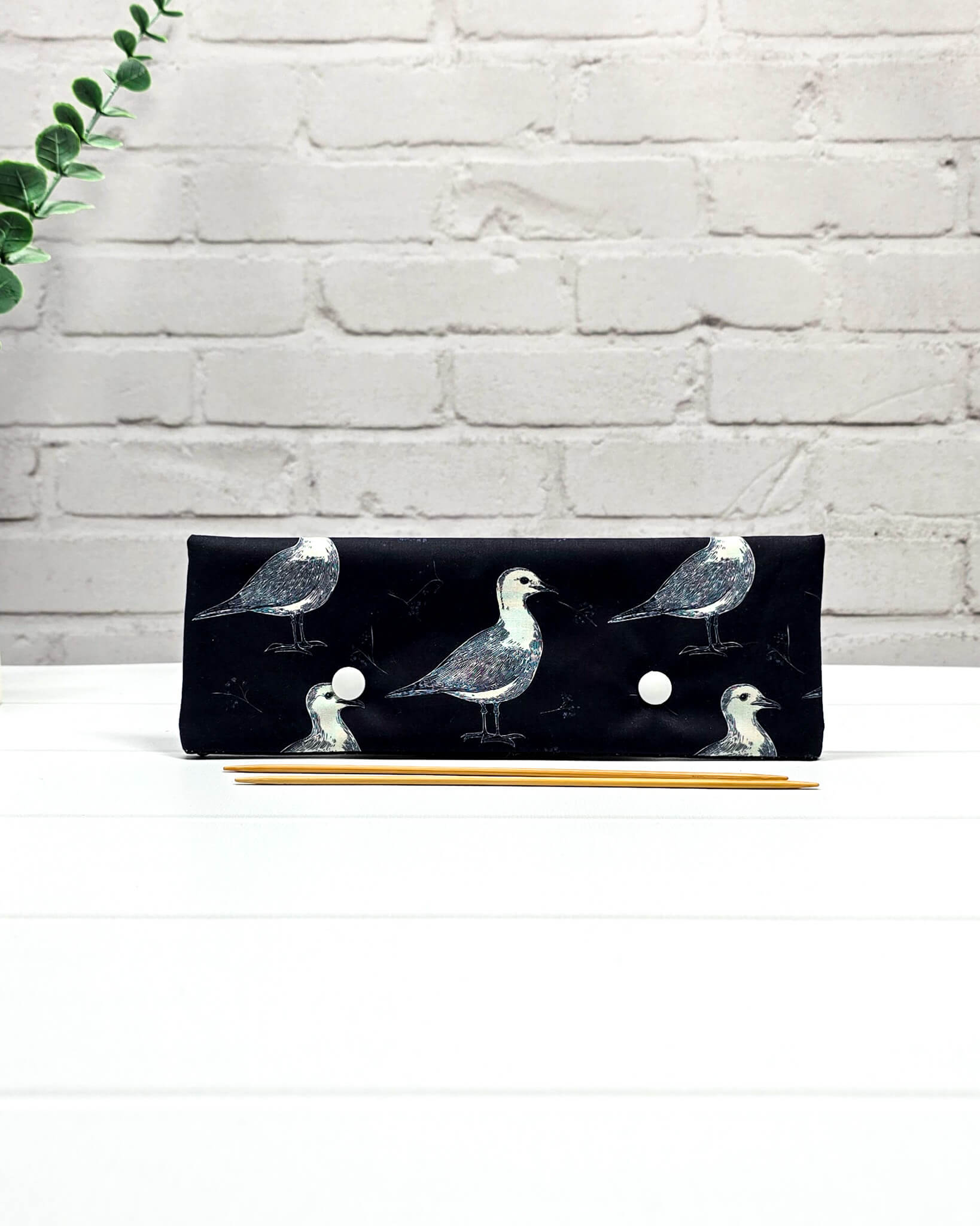 Nadelgarage 20 cm mit Möwenmotiv auf dunkelblauem Stoff, handgenäht in Bayern von Nadelmikado