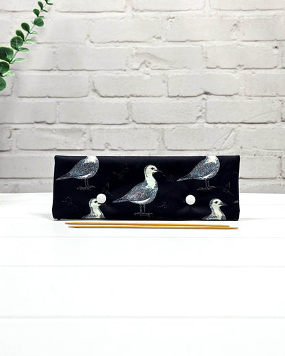 Nadelgarage 20 cm mit Möwenmotiv auf dunkelblauem Stoff, handgenäht in Bayern von Nadelmikado