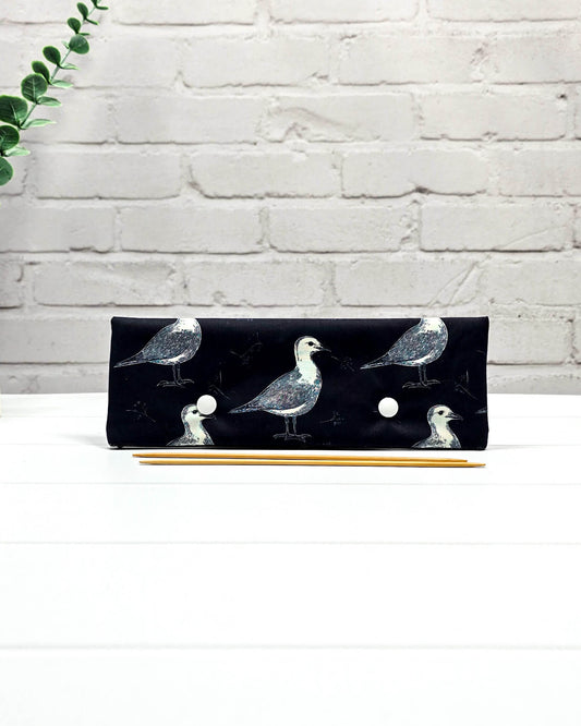 Nadelgarage 20 cm mit Möwenmotiv auf dunkelblauem Stoff, handgenäht in Bayern von Nadelmikado