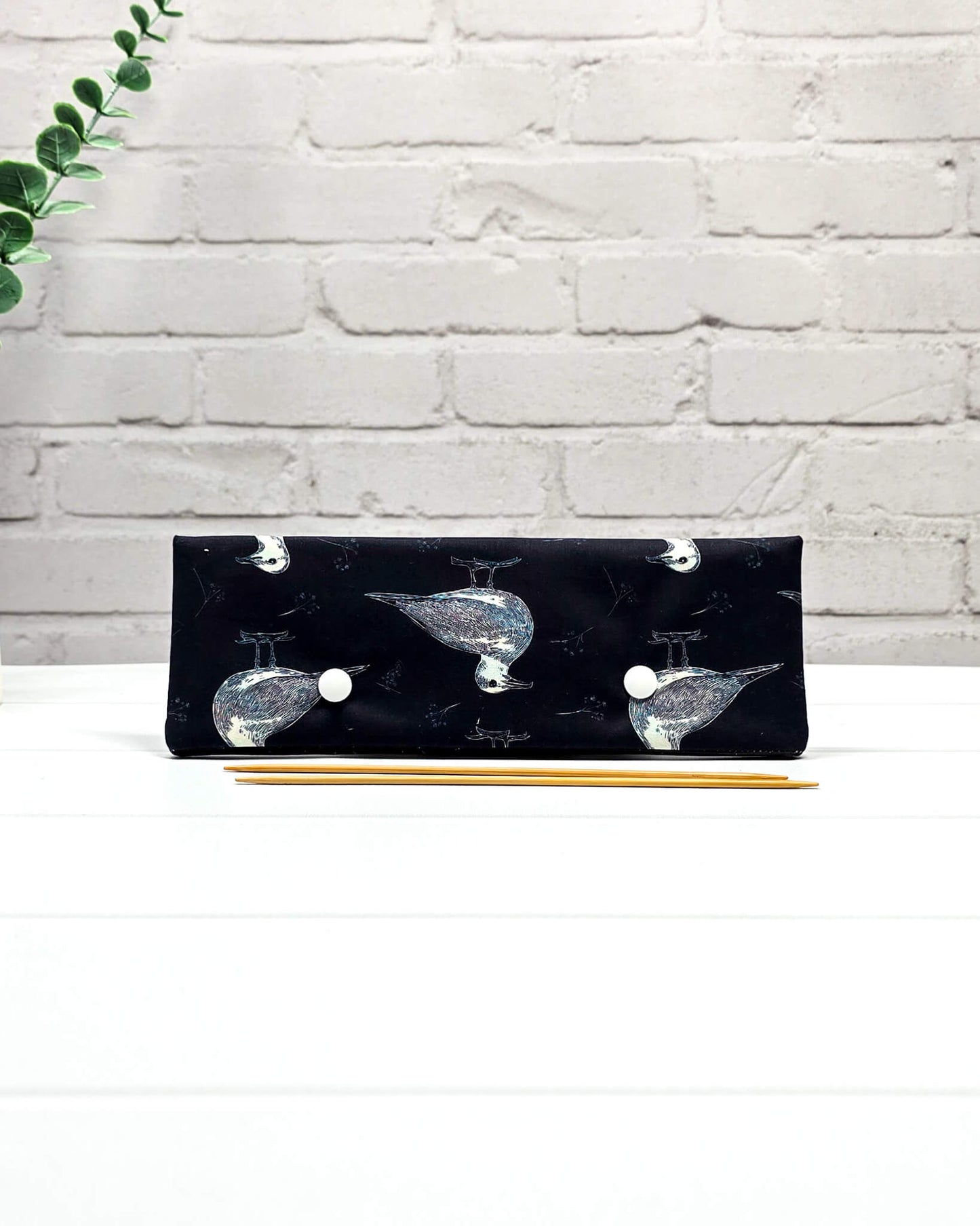 Nadelgarage 20 cm mit Möwenmotiv auf dunkelblauem Stoff, handgenäht in Bayern von Nadelmikado