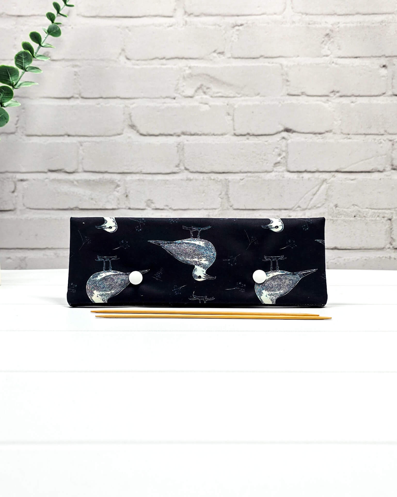 Nadelgarage 20 cm mit Möwenmotiv auf dunkelblauem Stoff, handgenäht in Bayern von Nadelmikado