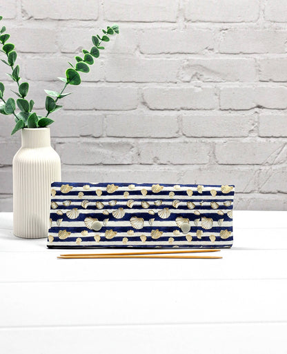 Nadelgarage für 20cm Nadelspiele aus blau-weiß gestreiftem Stoff mit Muschelmotiven und zwei hellgrauen Druckknöpfen. Handgenäht in Bayern von Nadelmikado. 