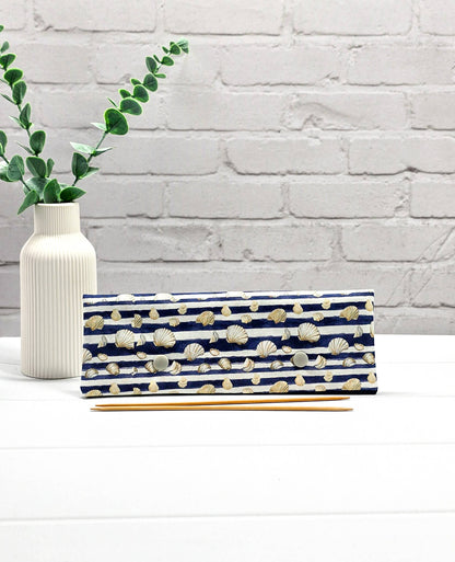 Nadelgarage für 20cm Nadelspiele aus blau-weiß gestreiftem Stoff mit Muschelmotiven und zwei hellgrauen Druckknöpfen. Handgenäht in Bayern von Nadelmikado. 