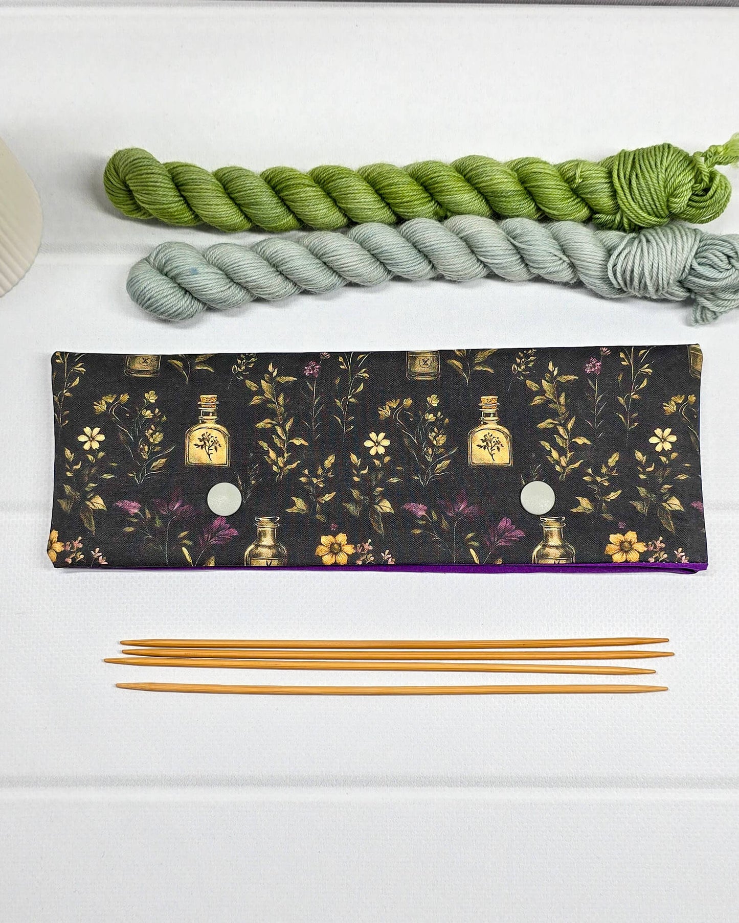 Nadelgarage Secret Garden für 20 cm Nadelspiele mit dunklem botanischem Muster, feinen Blüten, Zweigen und kleinen goldenen Fläschchen. Handgenäht in Bayern von NadelMikado.