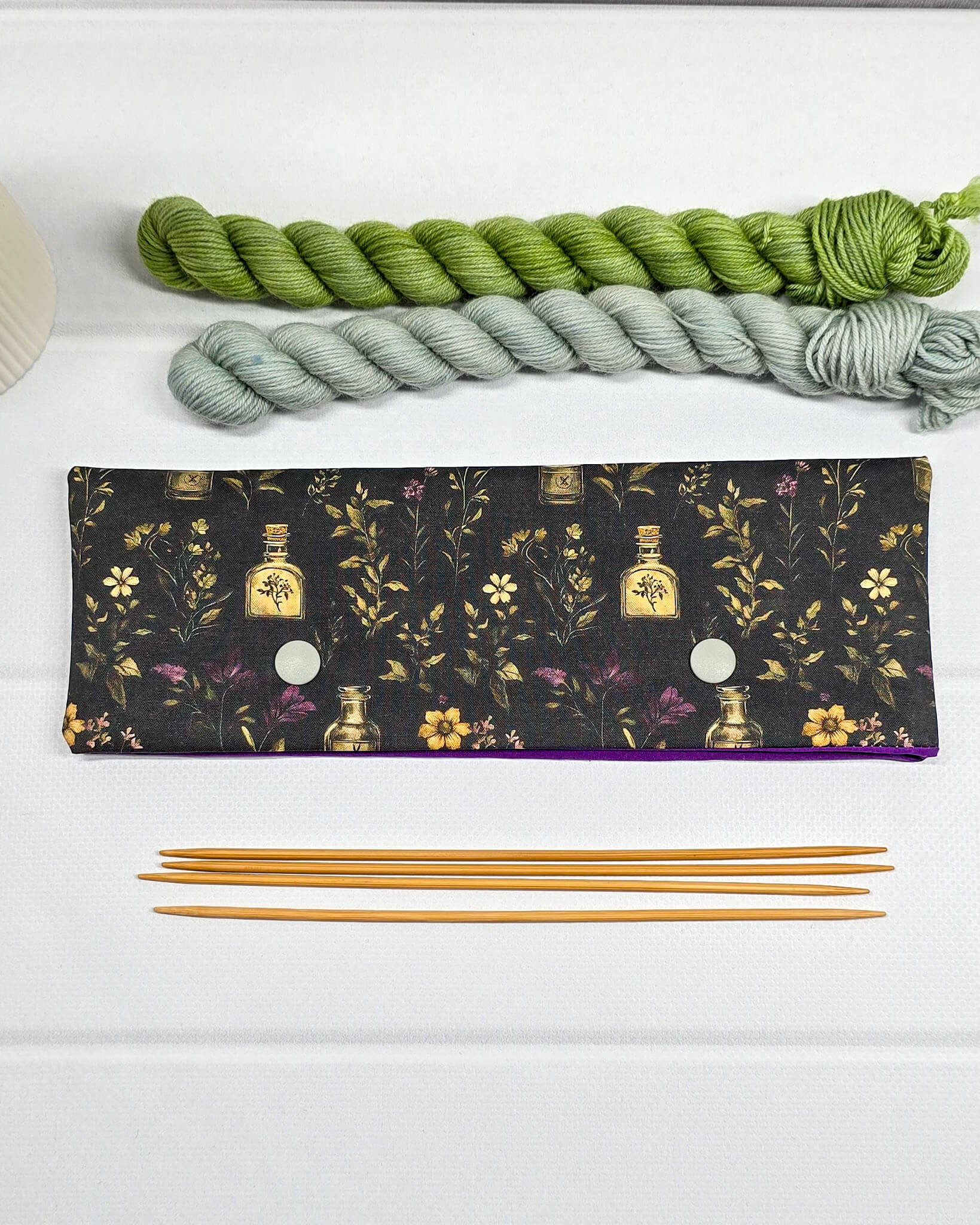 Nadelgarage Secret Garden für 20 cm Nadelspiele mit dunklem botanischem Muster, feinen Blüten, Zweigen und kleinen goldenen Fläschchen. Handgenäht in Bayern von NadelMikado.