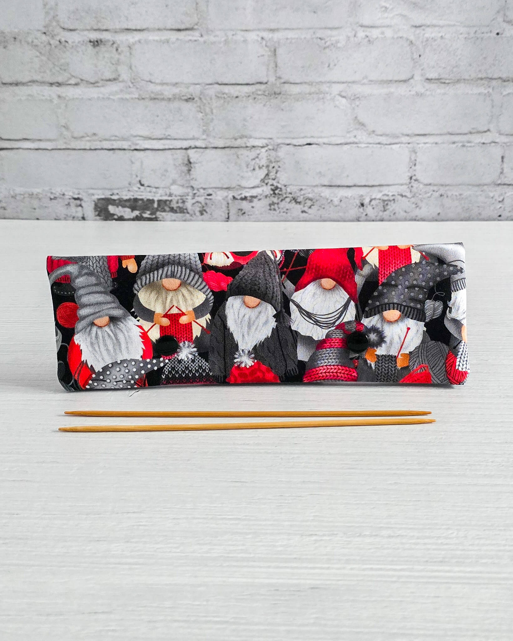 Nadelgarage 20 cm mit Wichtelmotiv in Rot und Grau - handgenäht in Bayern von Nadelmikado