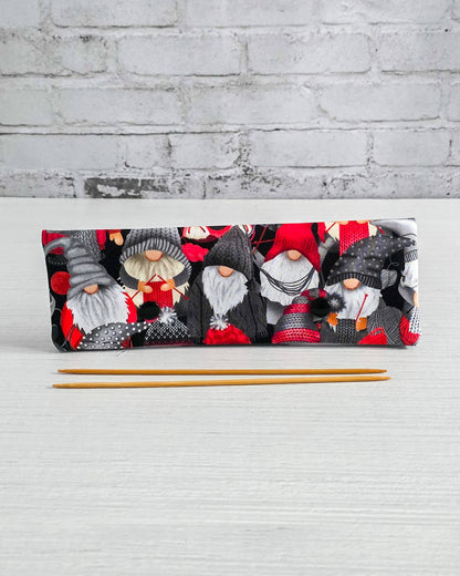 Nadelgarage 20 cm mit Wichtelmotiv in Rot und Grau - handgenäht in Bayern von Nadelmikado