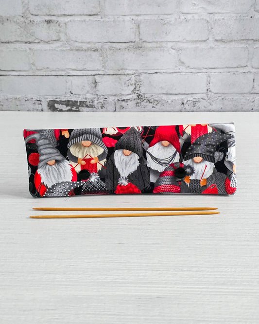 Nadelgarage 20 cm mit Wichtelmotiv in Rot und Grau - handgenäht in Bayern von Nadelmikado