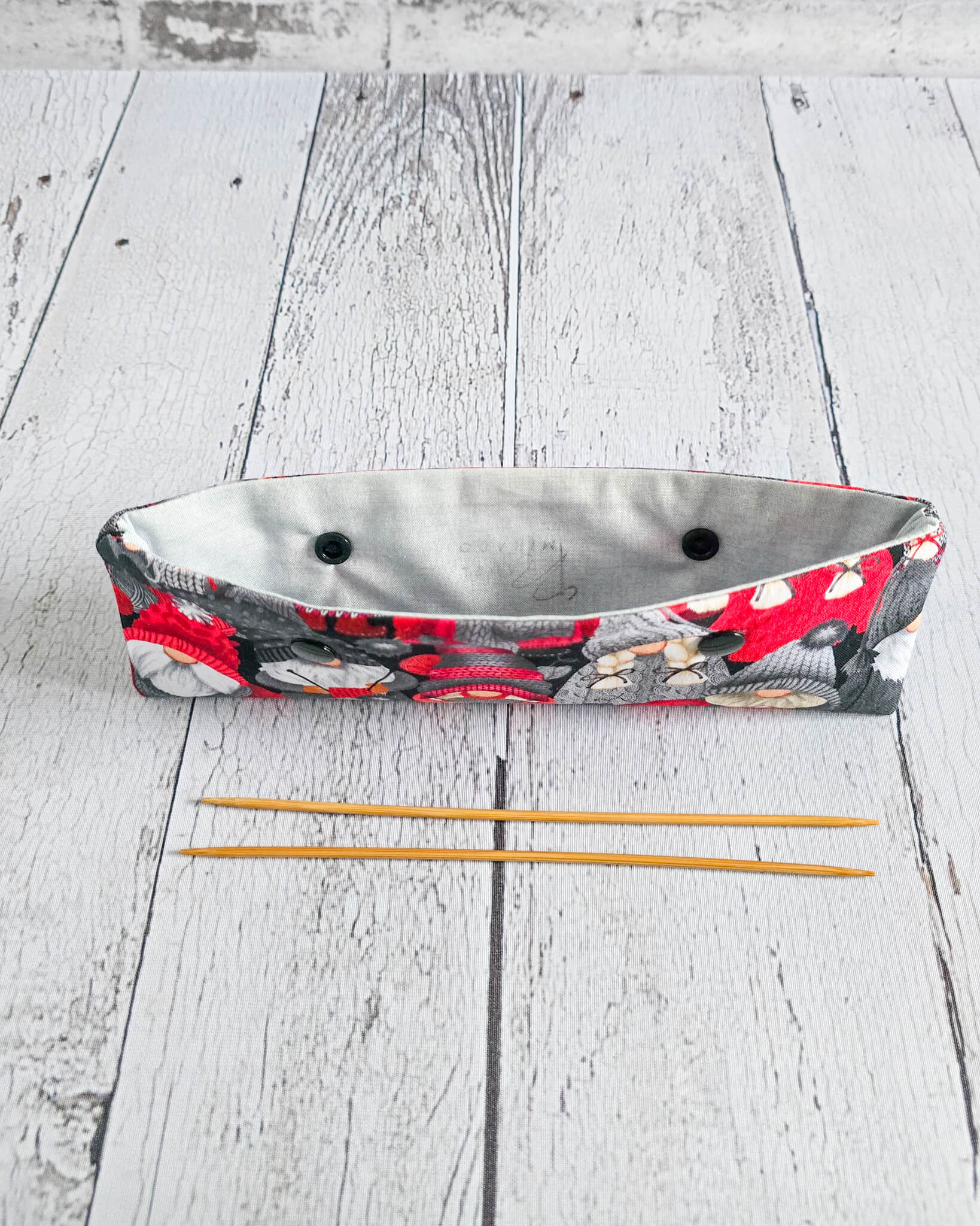 Nadelgarage 20 cm mit Wichtelmotiv in Rot und Grau - handgenäht in Bayern von Nadelmikado