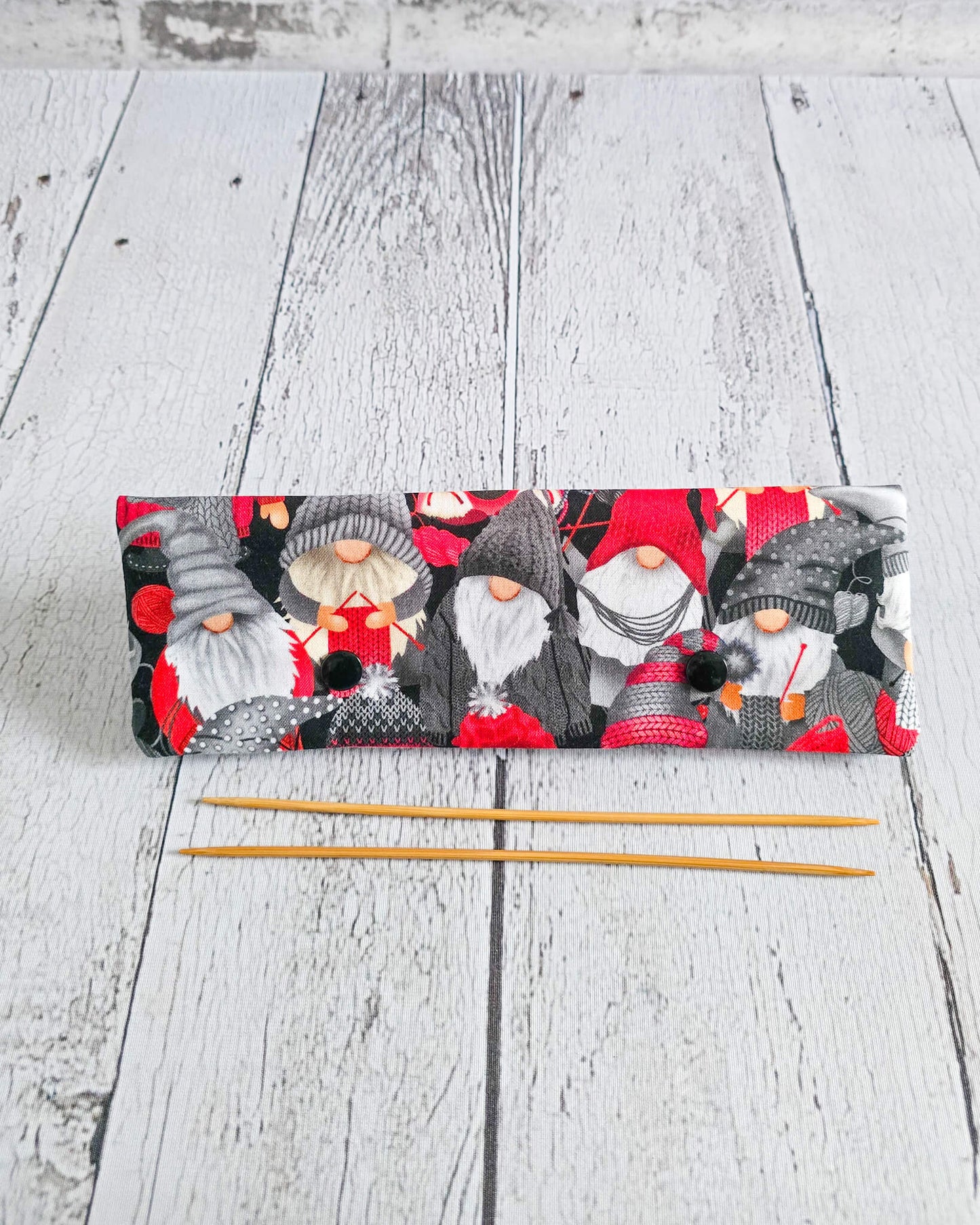 Nadelgarage 20 cm mit Wichtelmotiv in Rot und Grau - handgenäht in Bayern von Nadelmikado