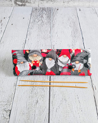 Nadelgarage 20 cm mit Wichtelmotiv in Rot und Grau - handgenäht in Bayern von Nadelmikado