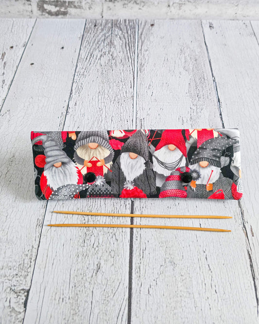 Nadelgarage 20 cm mit Wichtelmotiv in Rot und Grau - handgenäht in Bayern von Nadelmikado