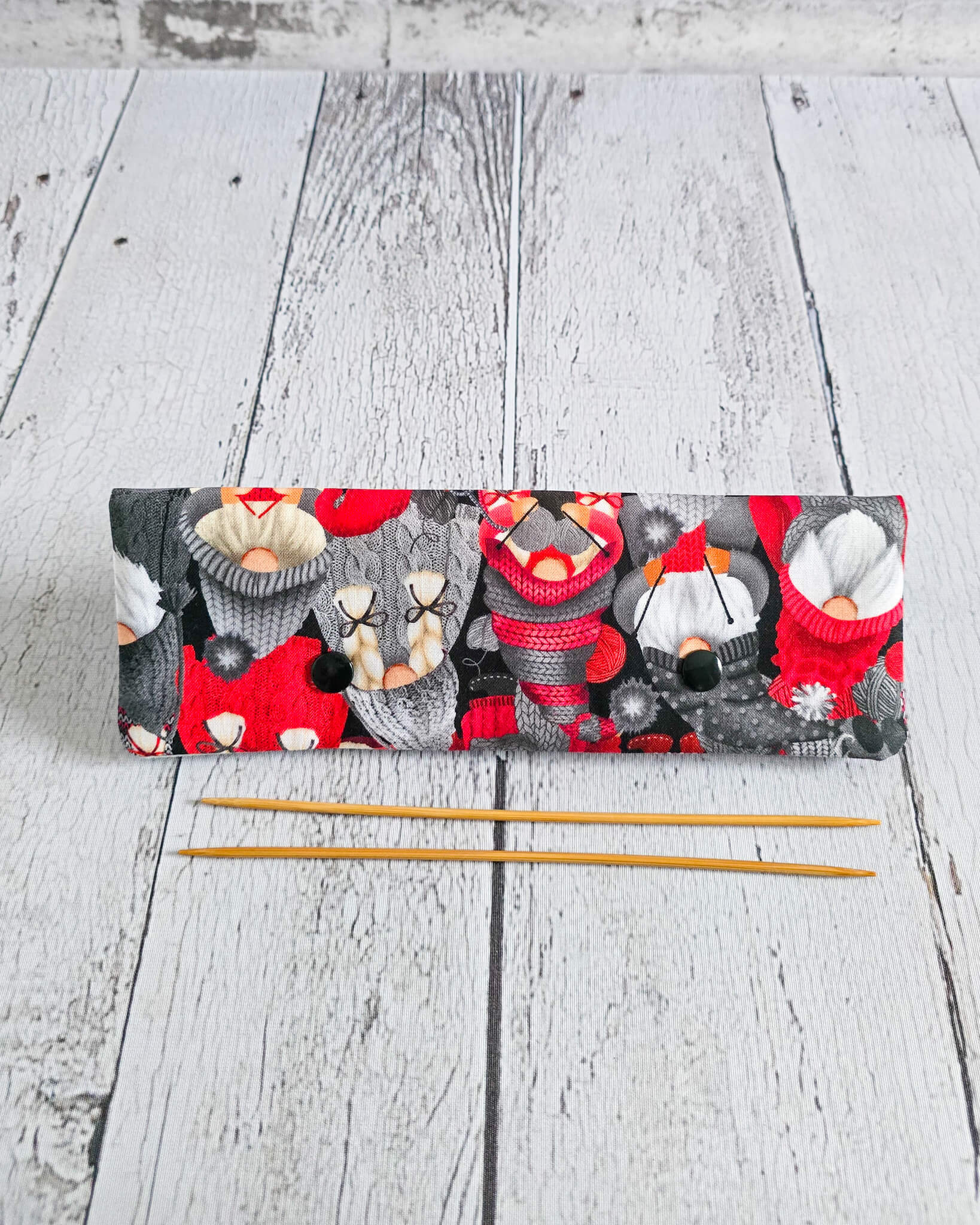 Nadelgarage 20 cm mit Wichtelmotiv in Rot und Grau - handgenäht in Bayern von Nadelmikado