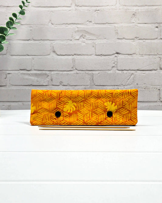 Nadelgarage 20 cm in kräftigem Orange mit Blattmotiv, handgenäht in Bayern von Nadelmikado