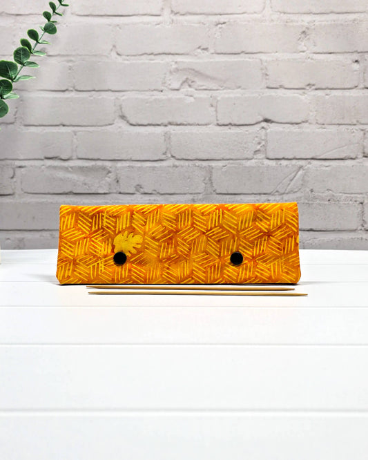 Nadelgarage 20 cm in kräftigem Orange mit Blattmotiv, handgenäht in Bayern von Nadelmikado