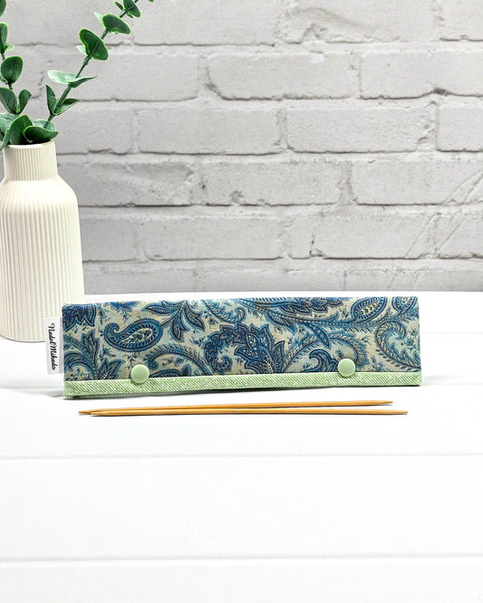 Nadelgarage für 20 cm Nadelspiele mit blauem Paisley-Muster, hellgrüner Bordüre und zwei grünen Druckknöpfen. Handgenäht in Bayern von Nadelmikado