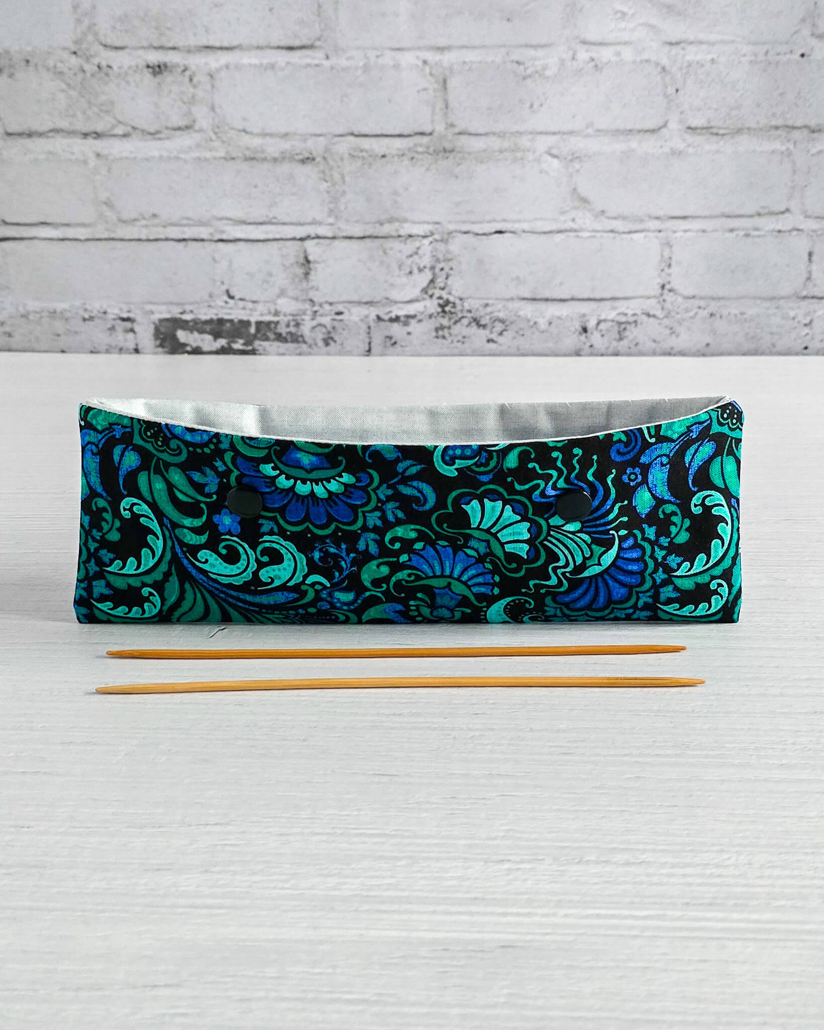 Nadelgarage 20 cm mit Paisleymuster in Petrol und Blau - handgenäht in Bayern von Nadelmikado