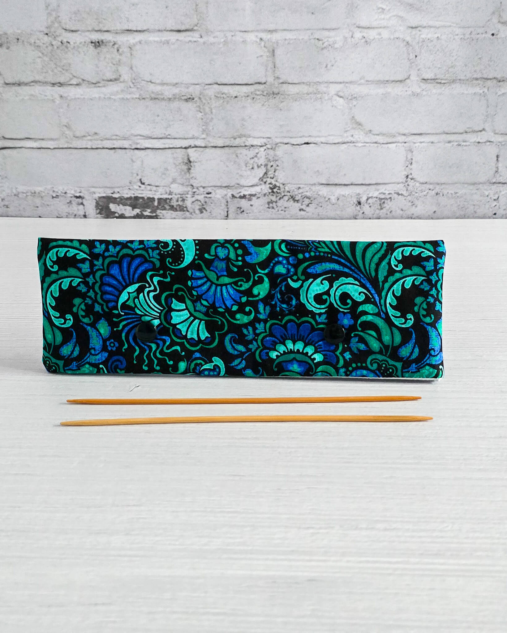 Nadelgarage 20 cm mit Paisleymuster in Petrol und Blau - handgenäht in Bayern von Nadelmikado