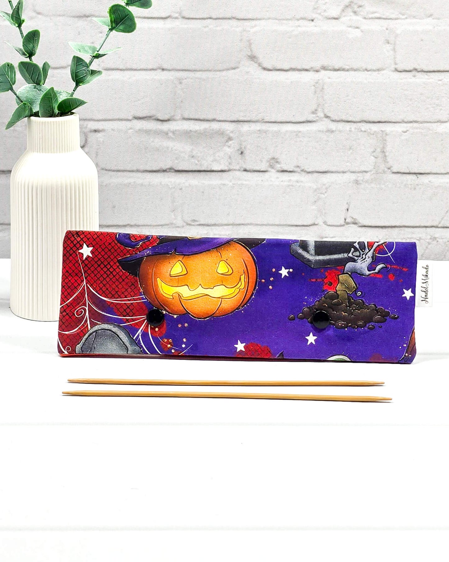 Nadelgarage 20 cm Pumpkin Party – Baumwollstoff mit Kürbis-Motiv, handgemacht in Bayern von Nadelmikado