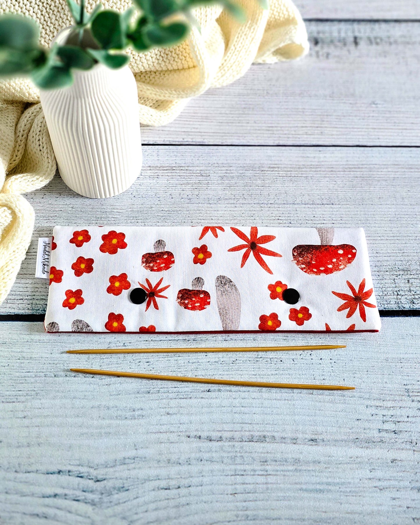 Nadelgarage 20 cm Red Mushrooms – handgemacht aus Baumwolle mit Fliegenpilz-Motiv - Bayern, Nadelmikado