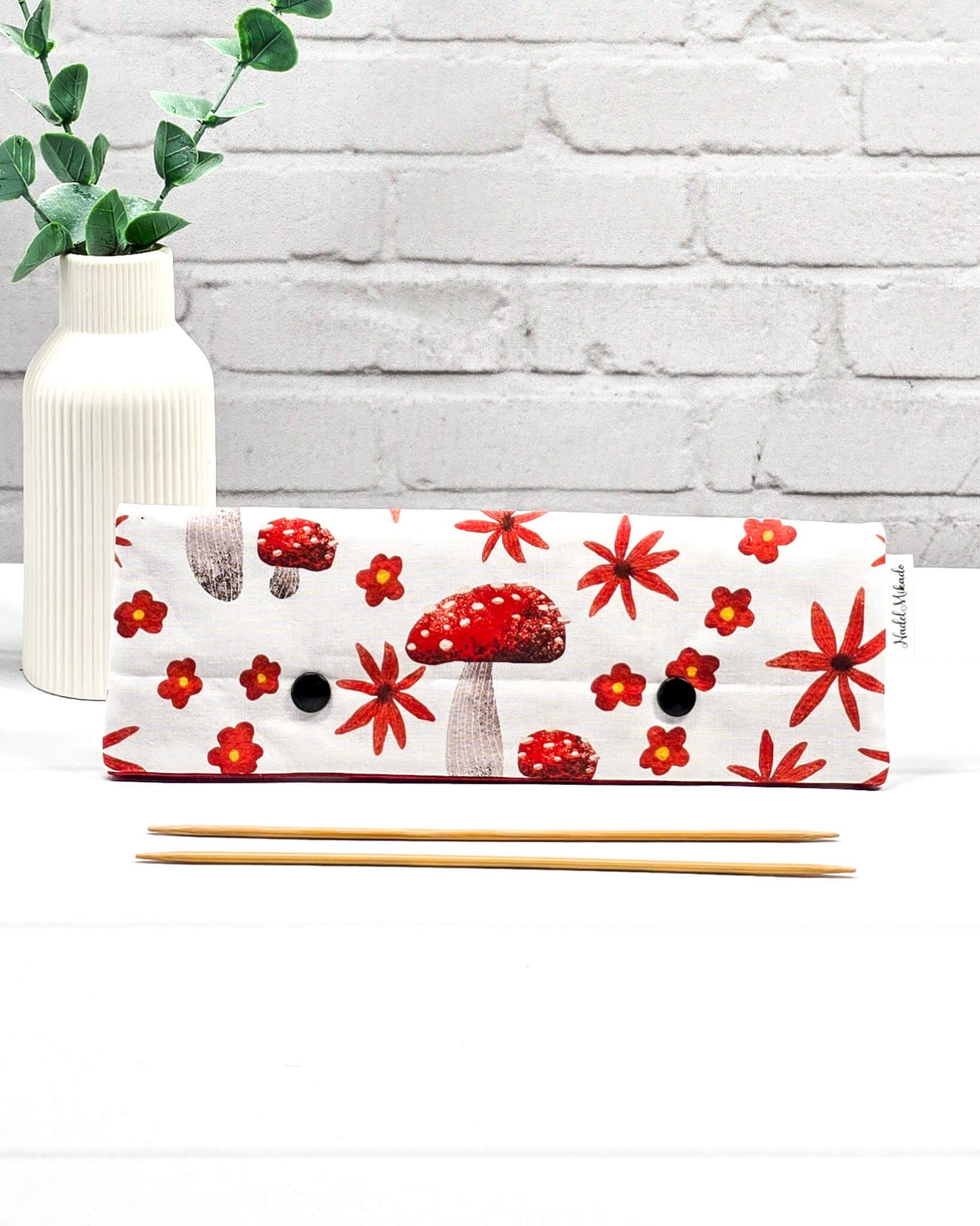 Nadelgarage 20 cm Red Mushrooms – handgemacht aus Baumwolle mit Fliegenpilz-Motiv - Bayern, Nadelmikado