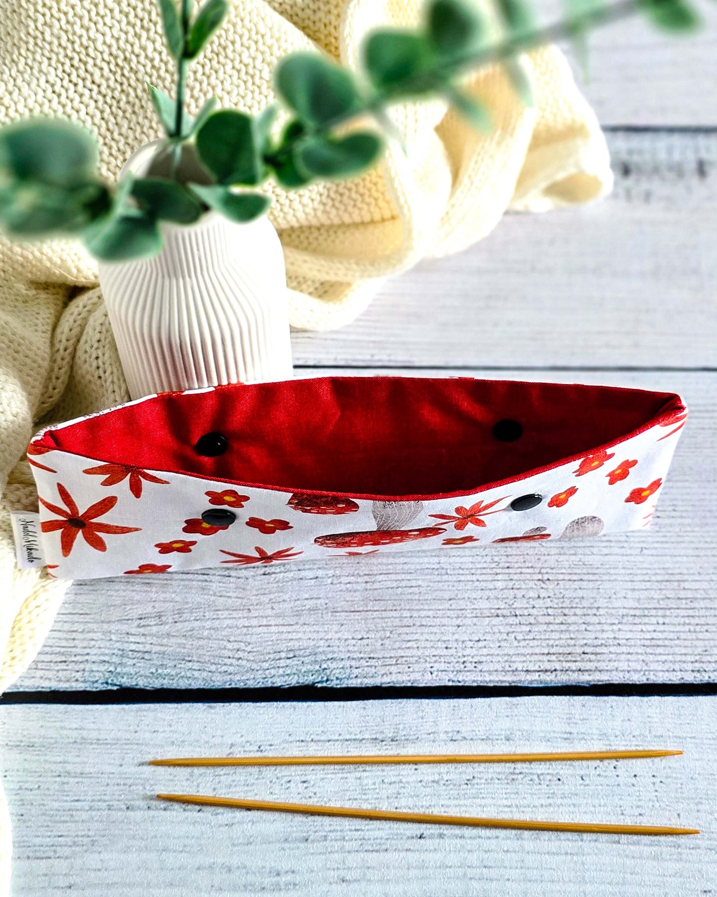 Nadelgarage 20 cm Red Mushrooms – handgemacht aus Baumwolle mit Fliegenpilz-Motiv - Bayern, Nadelmikado