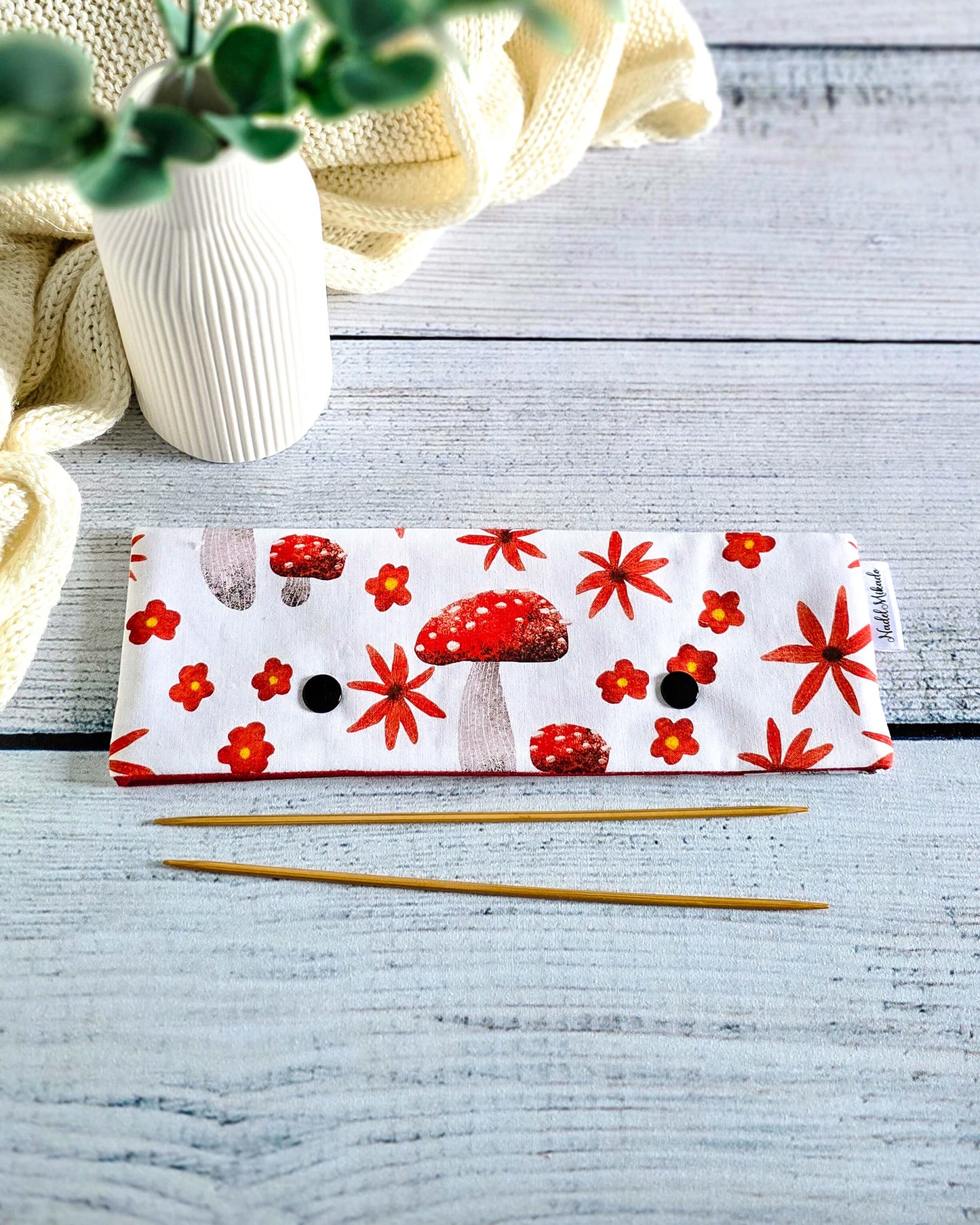 Nadelgarage 20 cm Red Mushrooms – handgemacht aus Baumwolle mit Fliegenpilz-Motiv - Bayern, Nadelmikado