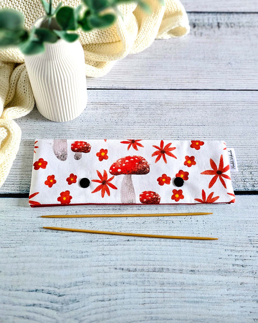 Nadelgarage 20 cm Red Mushrooms – handgemacht aus Baumwolle mit Fliegenpilz-Motiv - Bayern, Nadelmikado